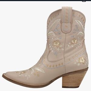 Primrose dingo booties in sand - brand new. Never worn